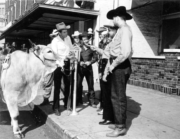 Bob Cobb talks to some local cowboys and Patrolman H.M. Whitworth while Silver looks on - Ocala, Florida 