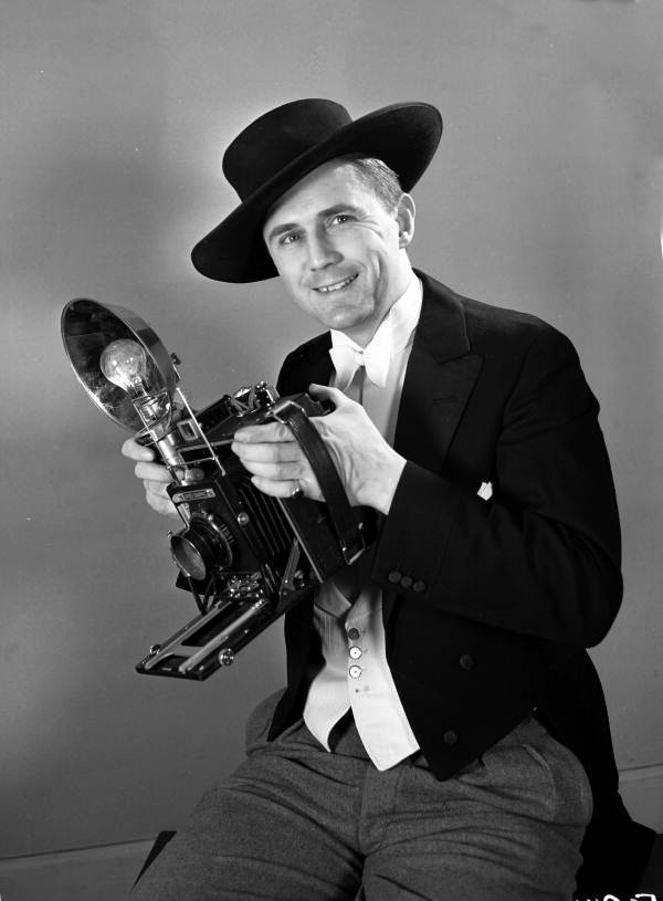 Portrait of photographer Joe Steinmetz for LIFE magazine's "Pictures" column.