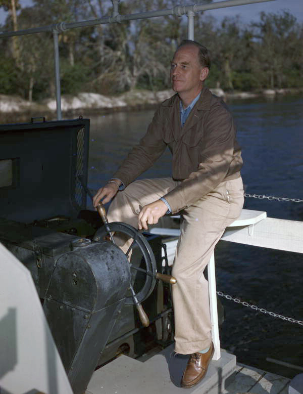 Captain Frank Swift, skipper & owner of the shantyboat "Lazy Bones", at the wheel.