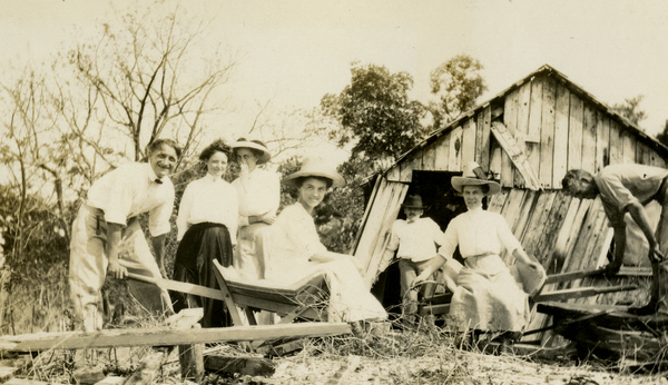 Postcard showing group portrait of Koreshans.