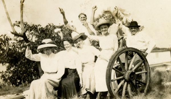 Postcard showing group portrait of Koreshans.