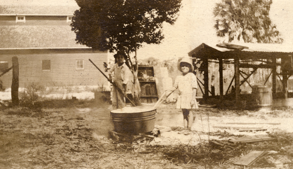 Two Koreshan children.