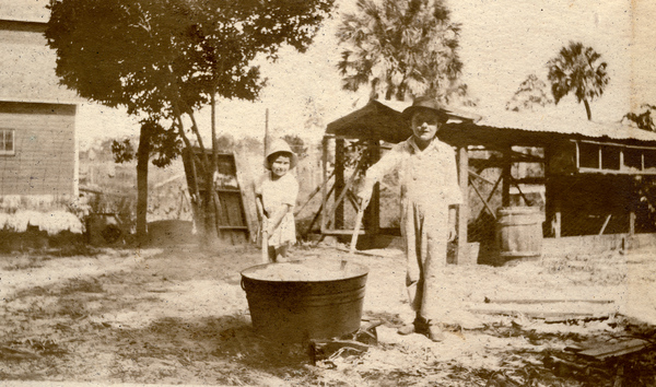 Two Koreshan children.