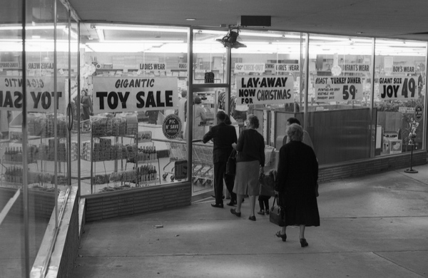 Christmas shoppers braving cold temperatures to shop at Pic N' Save in Tallahassee.
