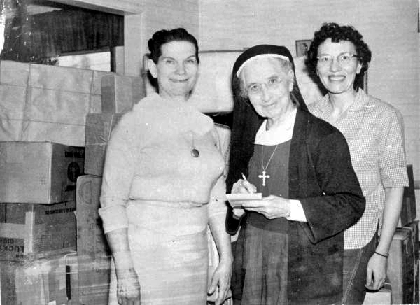 Deaconess Bedell and ladies from Chokoloskee