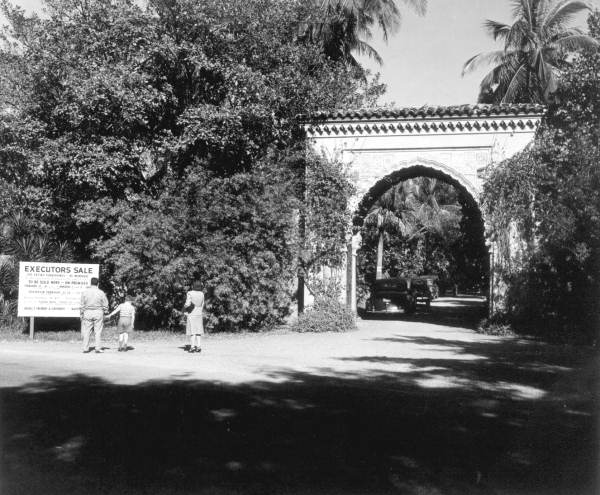 Entrance to the Stotesbury estate, El Mirasol - Palm Beach, Florida