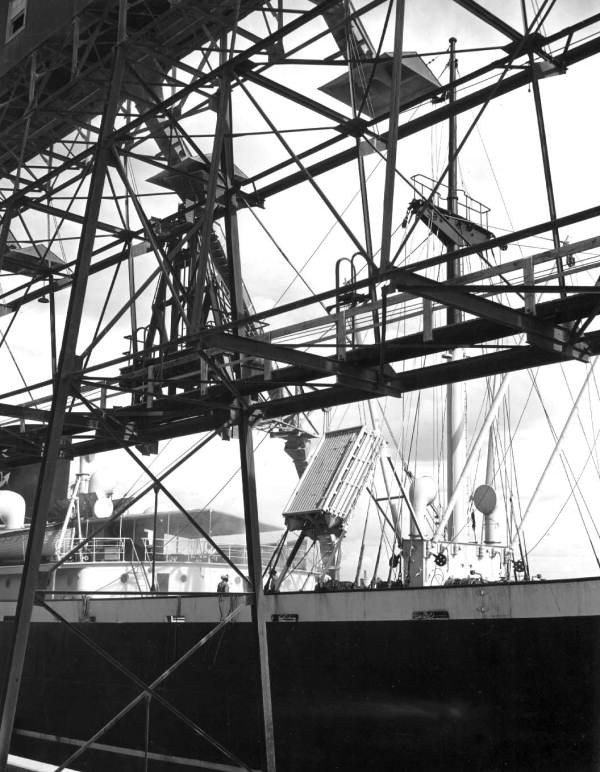 Mar Negro in port to carry 50,000 tons of phosphate to Bilbao, Spain..