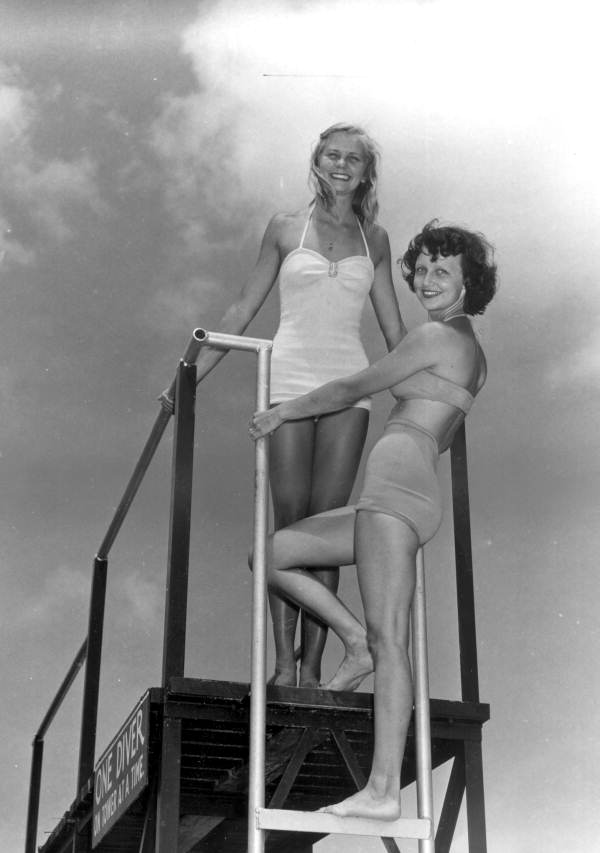 Eleanor Nichols and Shirley Browning Woolery pose for photographer.