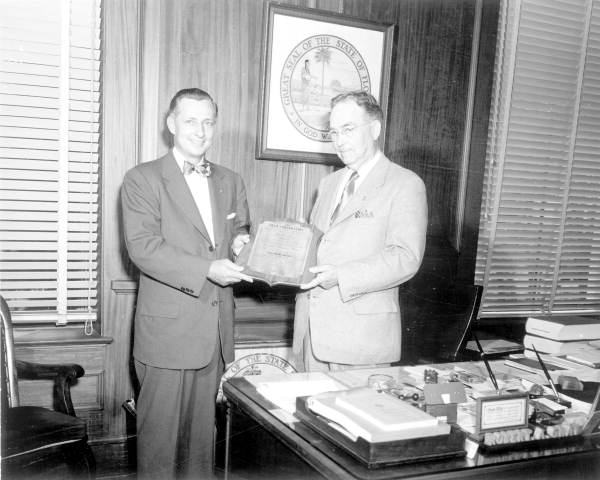 Presentation of the "State of the WeeK" plaque .