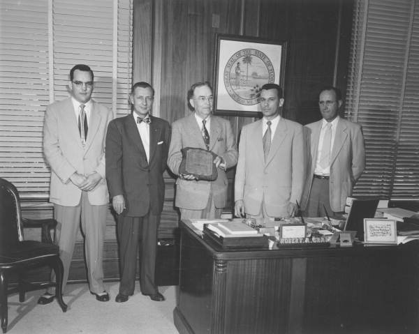 Presentation of the "State of the Week" plaque.
