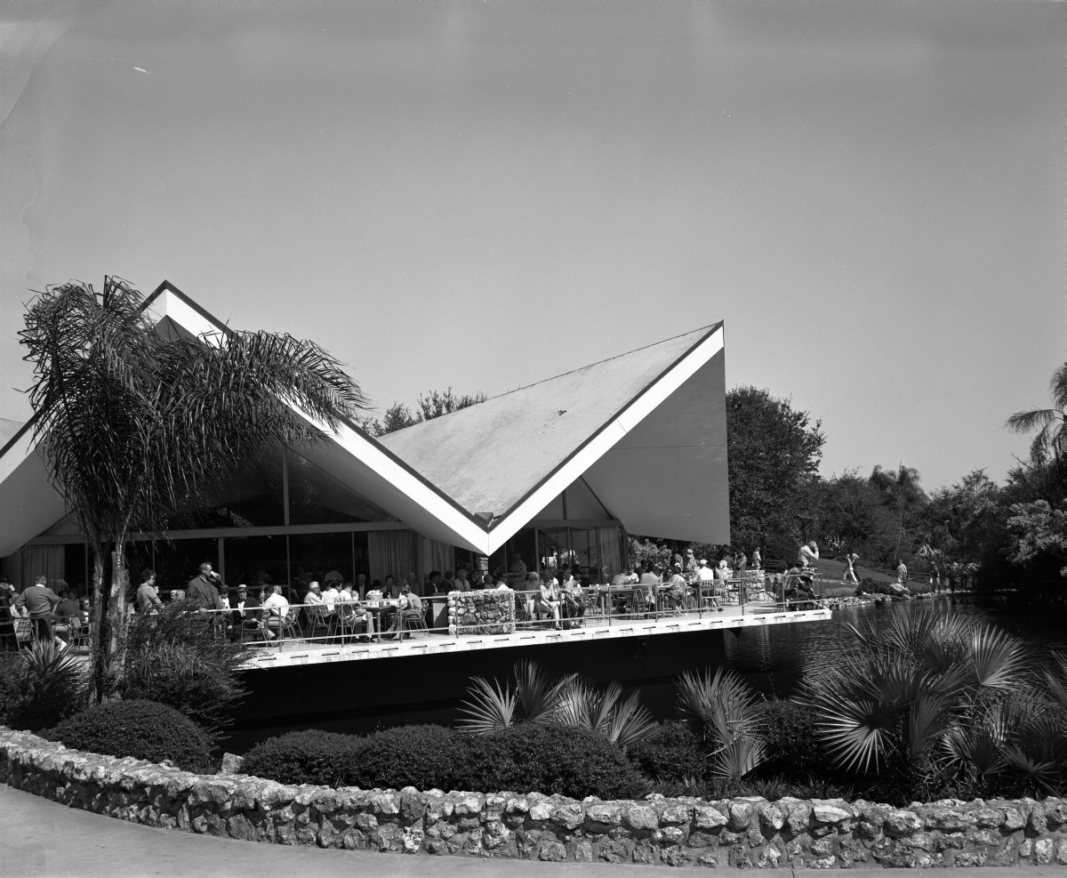 Crowd at the Busch Gardens hospitality house - Tampa, Florida.
