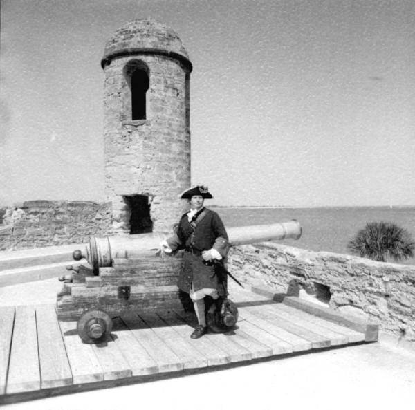 Man in colonial costume standing by cannon - Saint Augustine, Florida