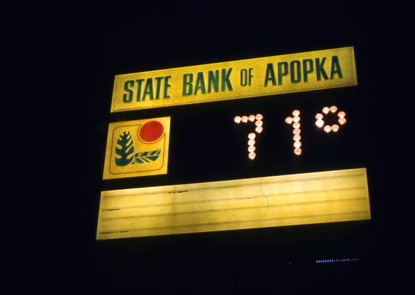 Sign for the State Bank of Apopka.