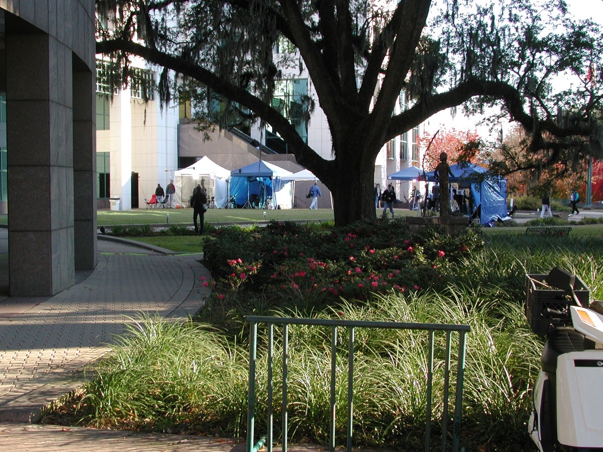 News service tents on grounds of Leon County Courthouse during the 2000 presidential election vote dispute.