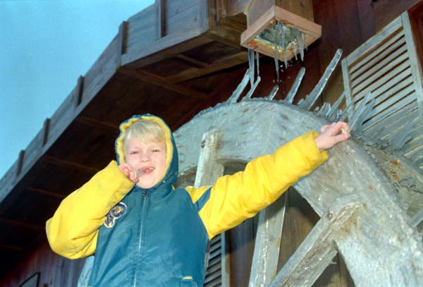 Jamey Angerer grabs icicles - Tallahassee, Florida