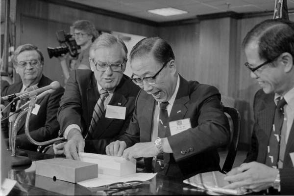 Lieutenant Governor Wayne Mixson bestows a gift on Chang Hsuin Shwen - Tallahassee, Florida