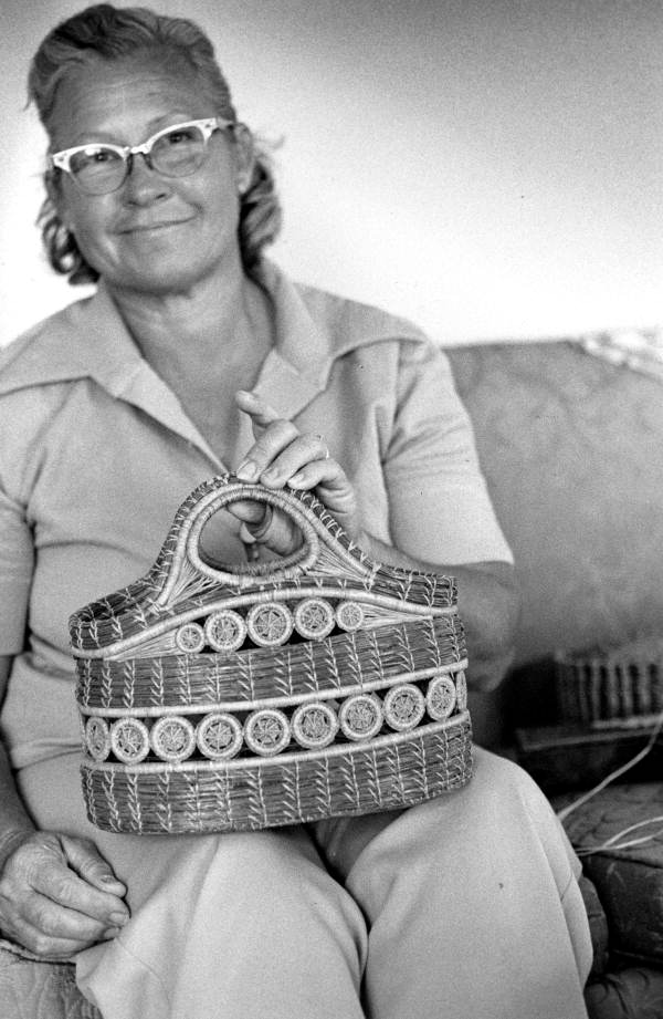 Portrait of Mebelen Holloway with her pine needle handbag in Lake City, Florida.