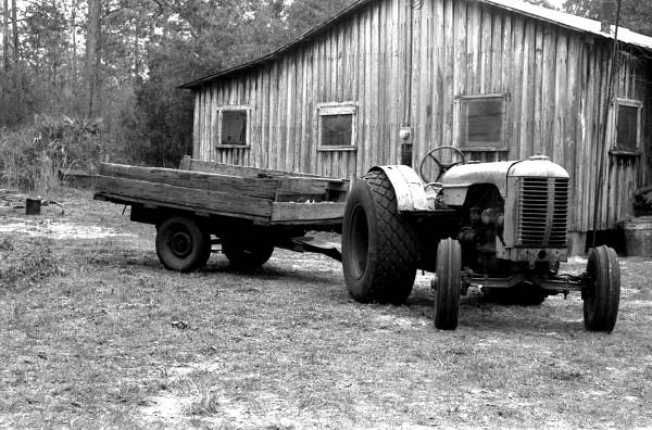 Tractor with a cart attached to it, which are used by turpentiners