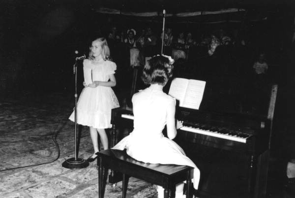 Linda Morgan, of White Springs, sings- White Springs, Florida