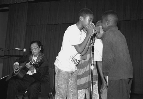 Students perform with Etta Baker - Jacksonville, Florida .