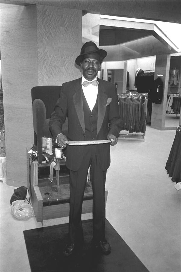 Roy Lee Walker popping rags at Dadeland Saks men's department - Kendall, Florida