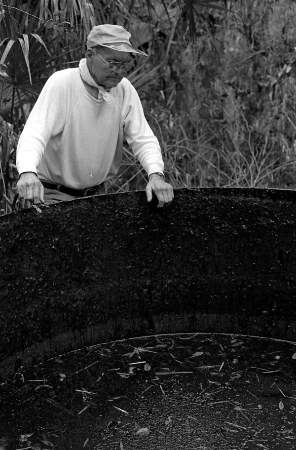 Morris Bryan looking at his tar pot - San Mateo, Florida.