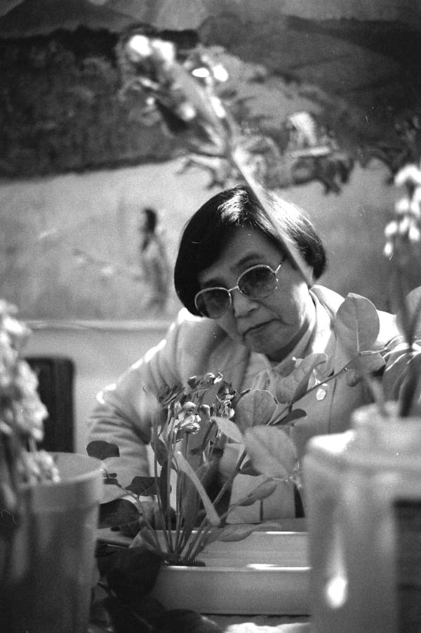 Sumino McGlamory making a Ike bana floral arrangement- Lake Park, Florida.
