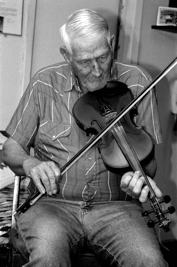 Willie David Jones playing oldtime fiddle music - Old Town, Florida.