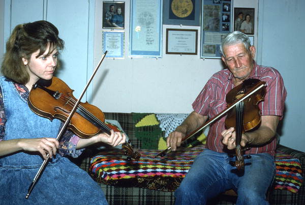 Apprentice Trenda Slaughter and Willie David Jones playing oldtime fiddle music - Old Town, Florida