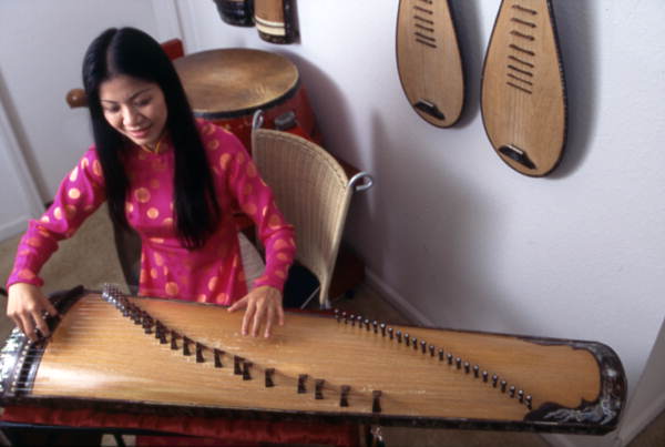 Tina Nguyen, Vietnamese musician with a Dan Bau - Orlando, Florida.