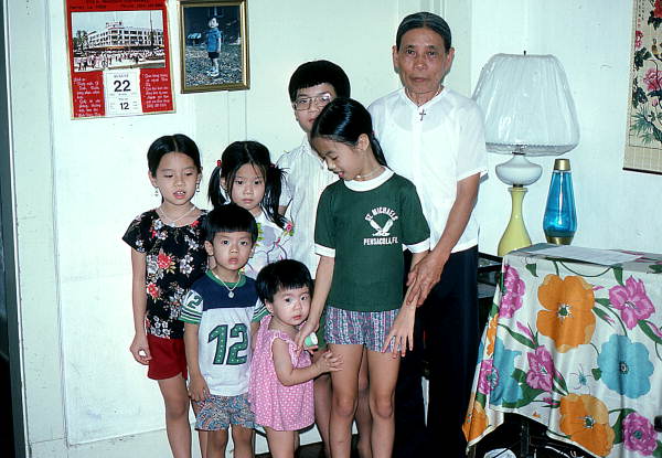 Vietnamese American basket maker Nhang Bui and members of her family- Pensacola, Florida.