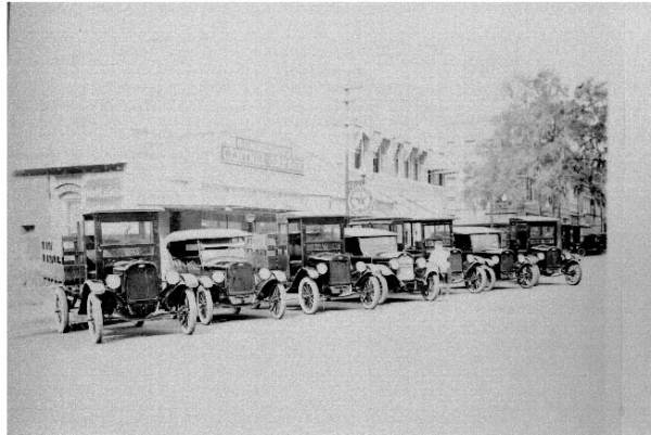Cars lined up in front of G.C. Metcalfe Central Garage - Bartow, Florida