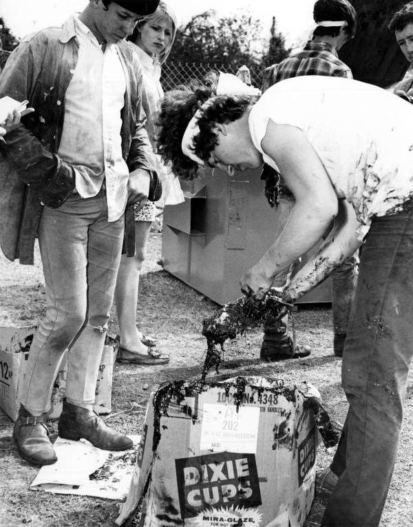 Unidentified volunteer clean off oil .