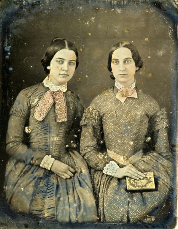 Portrait of two unidentified women.