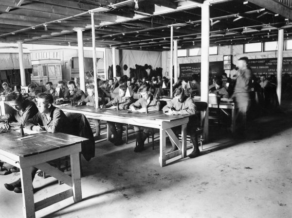Florida National Guardsmen training for Signal Corps duty