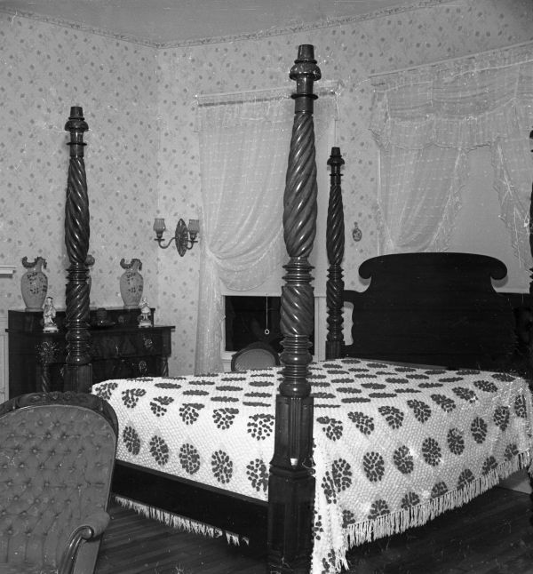 Four poster bed in Dixon home - Jacksonville, Florida
