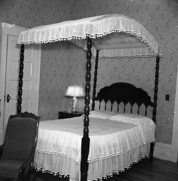 Four poster bed in Dixon home - Jacksonville, Florida