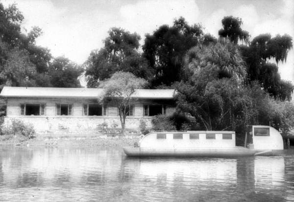 Lodge restaurant and underwater viewing boat - Rainbow Springs, Florida