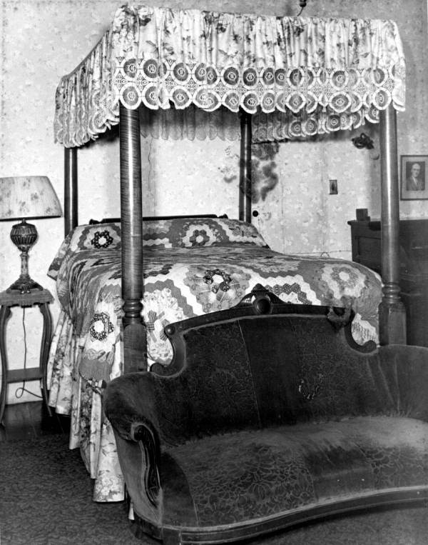 Knott house four-poster bed