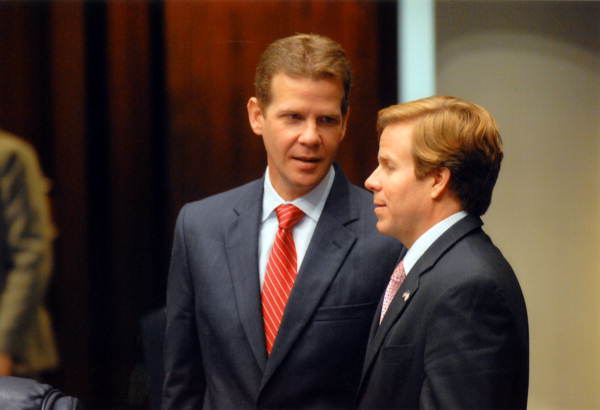 Florida State Senator Andy Gardiner, left, conferring with Senator Mike Haridopolos.