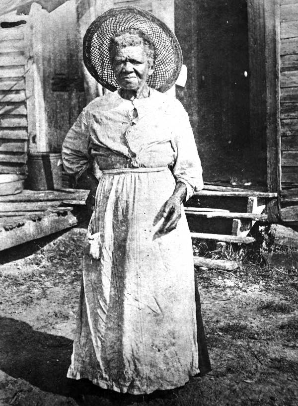 Selina Rollins standing outside a house : Micanopy, Florida