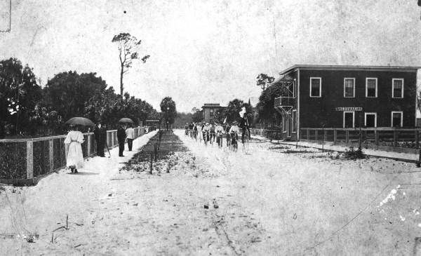 Delannoy Avenue with bicycle parade approaching