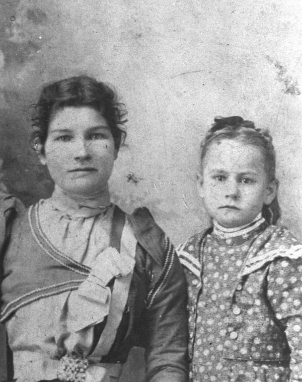 Myrtis Faarmer Hawthorne with younger sister Eva Sauls