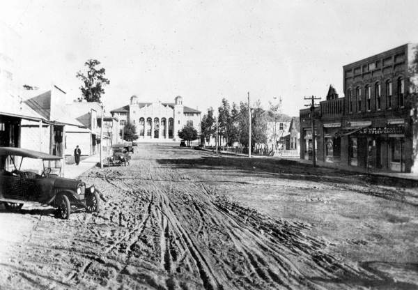 Street scene looking toward court house - Bushnell, Florida.