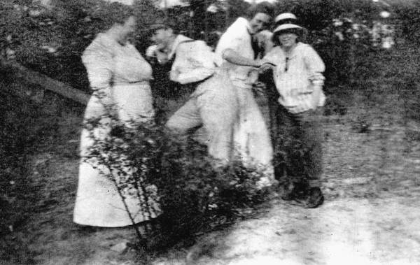 Sallie Munroe Lines and her cousins.