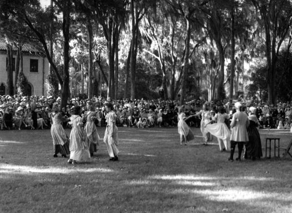 Mrs. Alfred DuPont's Epping Forest garden party.