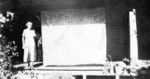 Mrs. Willie Walker with her yo-yo quilt