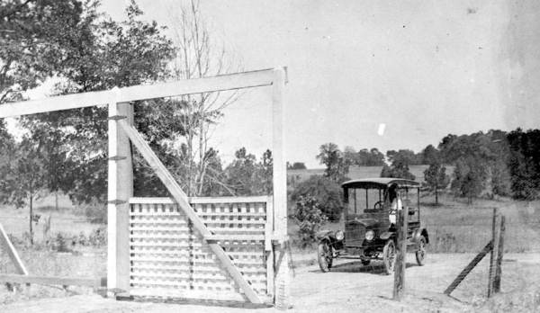 New gate at the Tall Timbers Plantation : Tallahassee, Florida