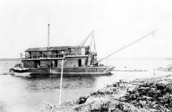 Dredge used in overseas extension