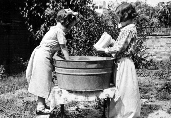 Lizzie Henderson Weedon and Mary Weedon Keen.